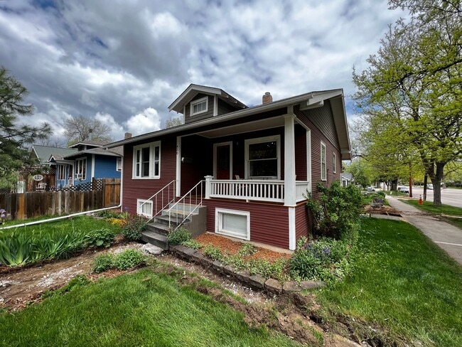 Building Photo - Amazing Location for a 2-Bedroom, 1-Bathro...
