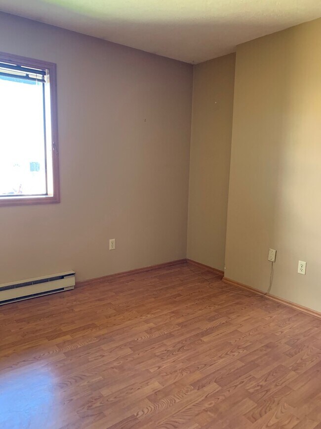 Building Photo - 2 Bedroom 2 Bathroom Condo Close to Campus!