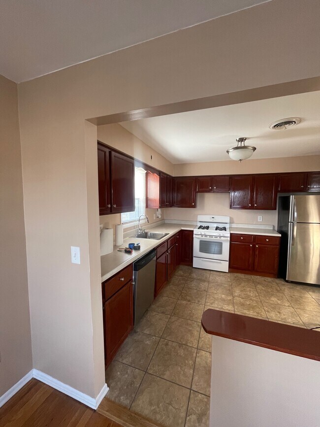 Kitchen - 100 W Linden Ave