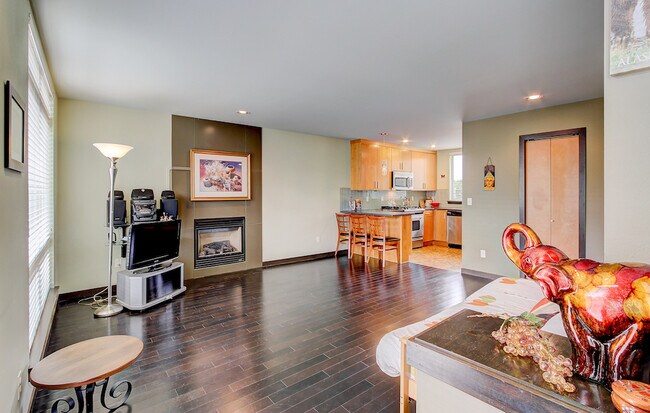 Building Photo - Private Queen Anne Townhome! Open House Sa...
