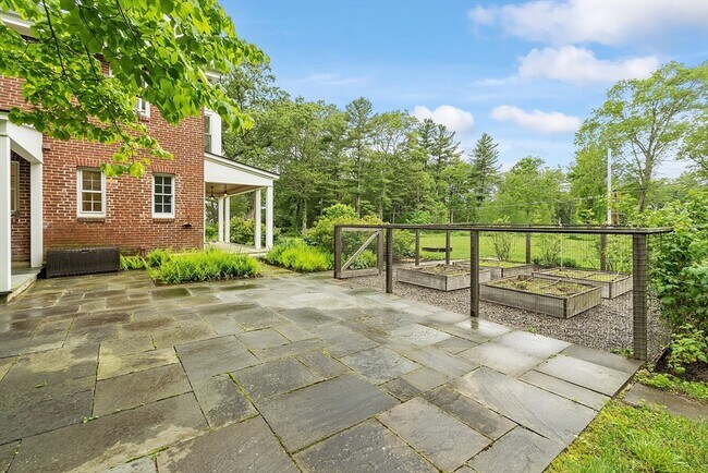 Foto del edificio - 229 Fairhaven Hill Rd