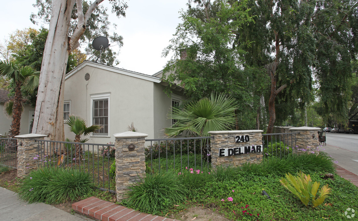 Building Photo - Del Mar Gardens