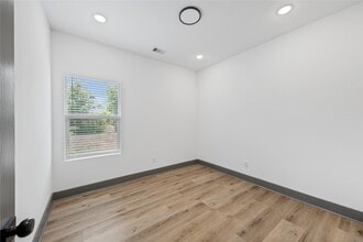 Building Photo - 6813 Parkhurst Dr