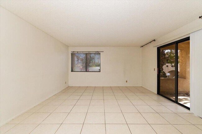 Foto del edificio - 200 E Racquet Club Rd