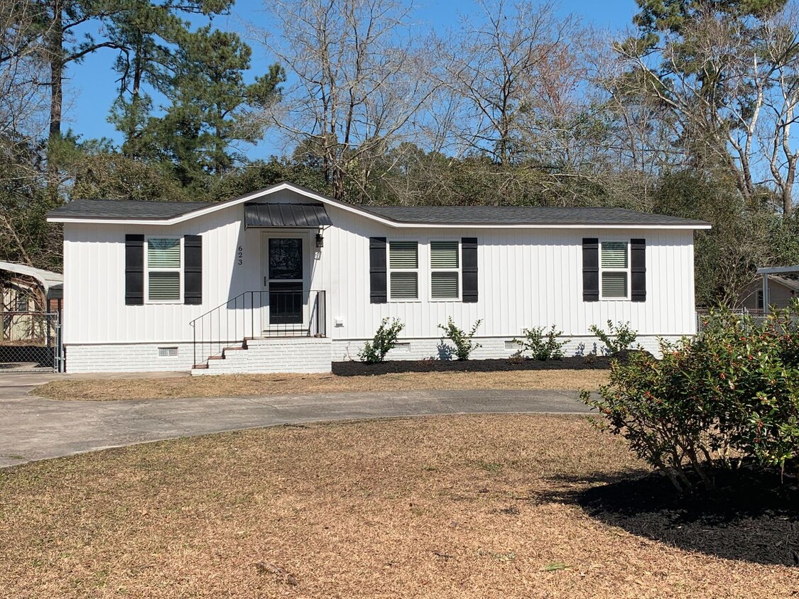 Primary Photo - Pet Friendly, 3 Bedroom, 2 Bath Home with ...