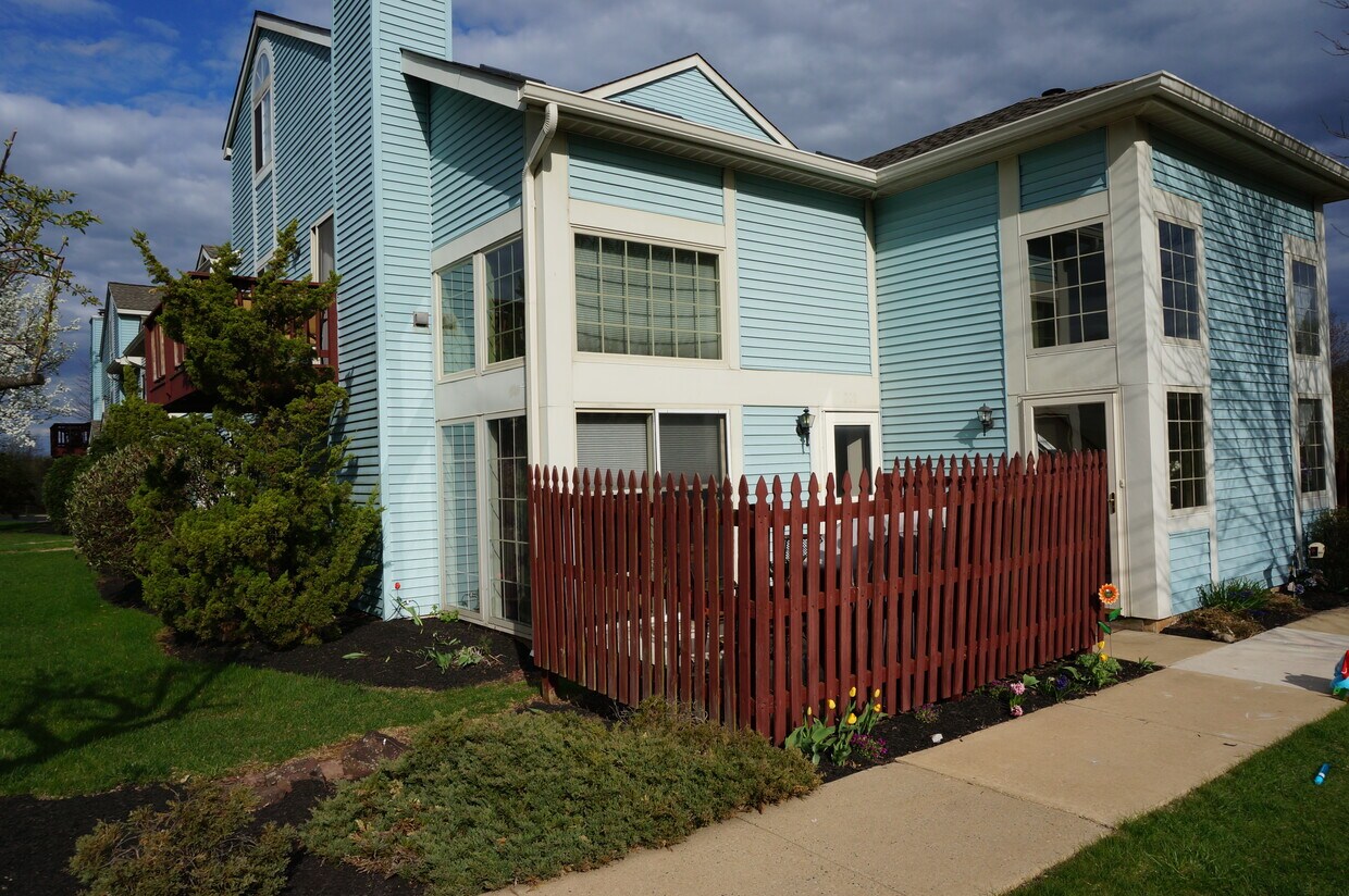 Primary Photo - 200 Wheatsheaf Ln