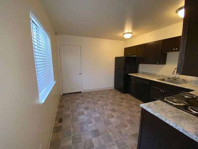 Building Photo - Reno Duplex - Pet Friendly, Garage, Dishwa...
