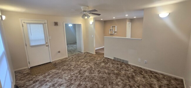 Foto del edificio - Clean and updated 2 bedroom w/ garage and ...