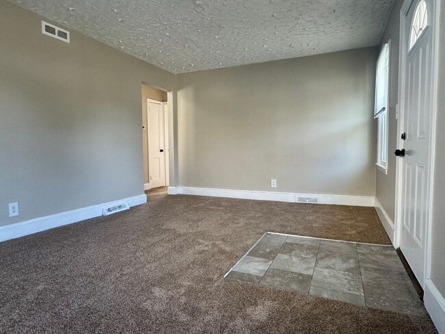 Building Photo - Recently updated spacious 2 bedroom with flex space and fenced backyard