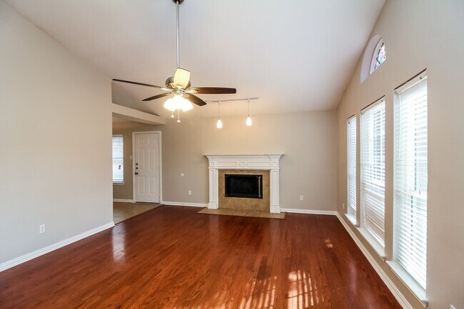 Building Photo - 7917 Val Verde Dr