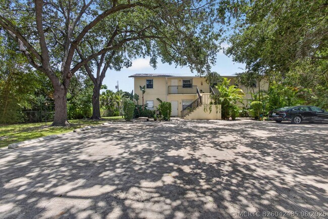 Foto del edificio - 708 SW Gardens Blvd