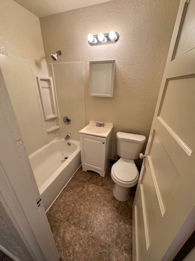 Foto del edificio - 2120 Gold St