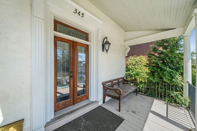 Foto del edificio - Fully Renovated Victorian Beauty with Timeless Historic Charm