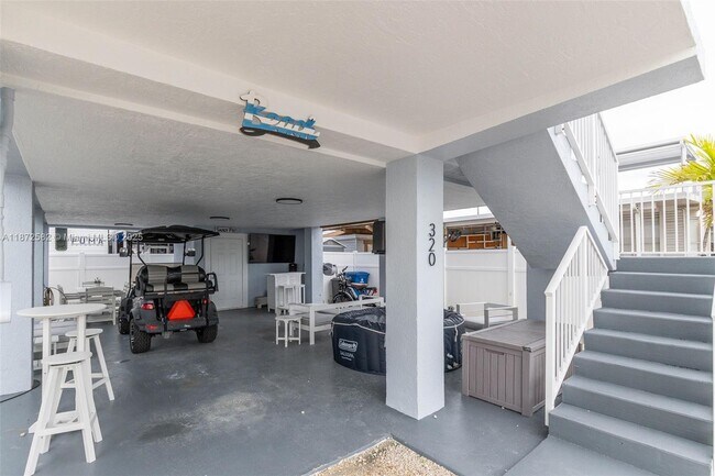 Building Photo - 325 Calusa St