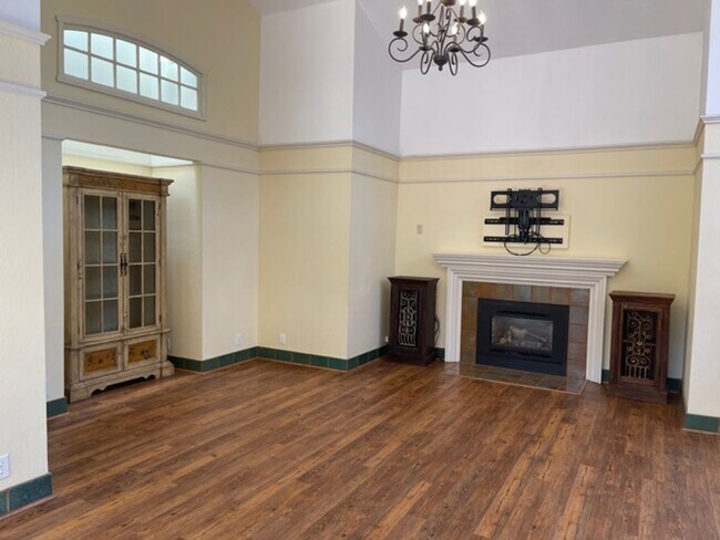 Foto del edificio - Tuscany Inspired Single Family Home in Liv...