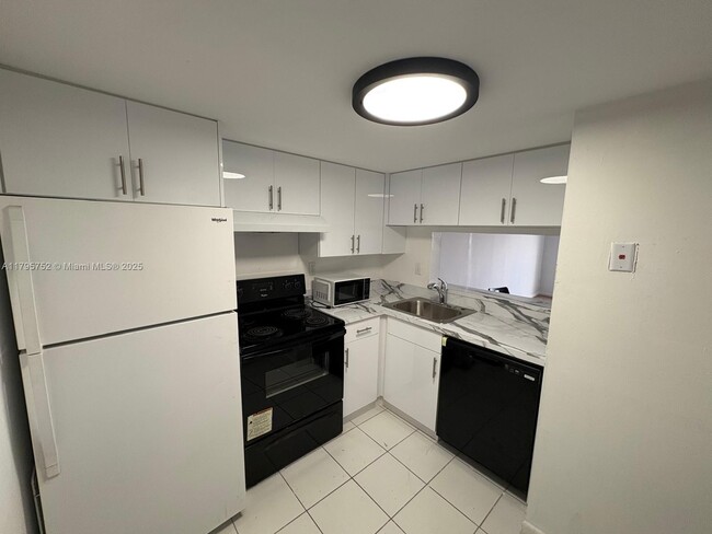 Foto del edificio - 484 NW 165th St