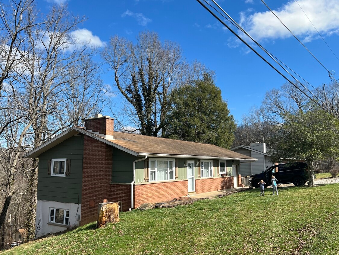 2207 Smith Rd, Charleston, WV 25314 House Rental in Charleston, WV