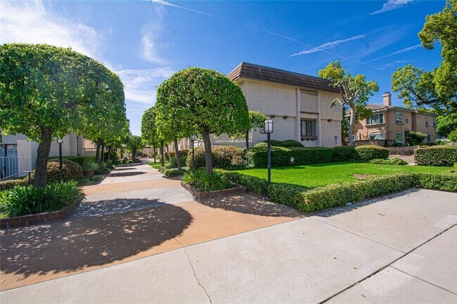 Building Photo - 848 W Huntington Dr