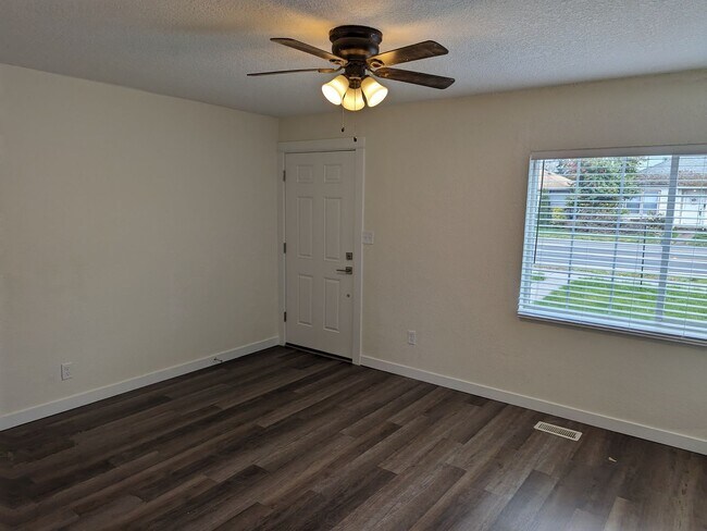 Foto del edificio - UPDATED! Salem Home with NEW Paint, LVP Fl...