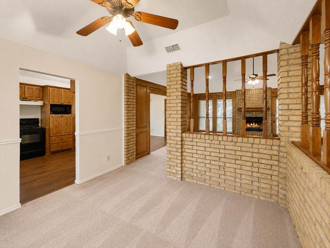 Building Photo - 698 Buttercup Dr