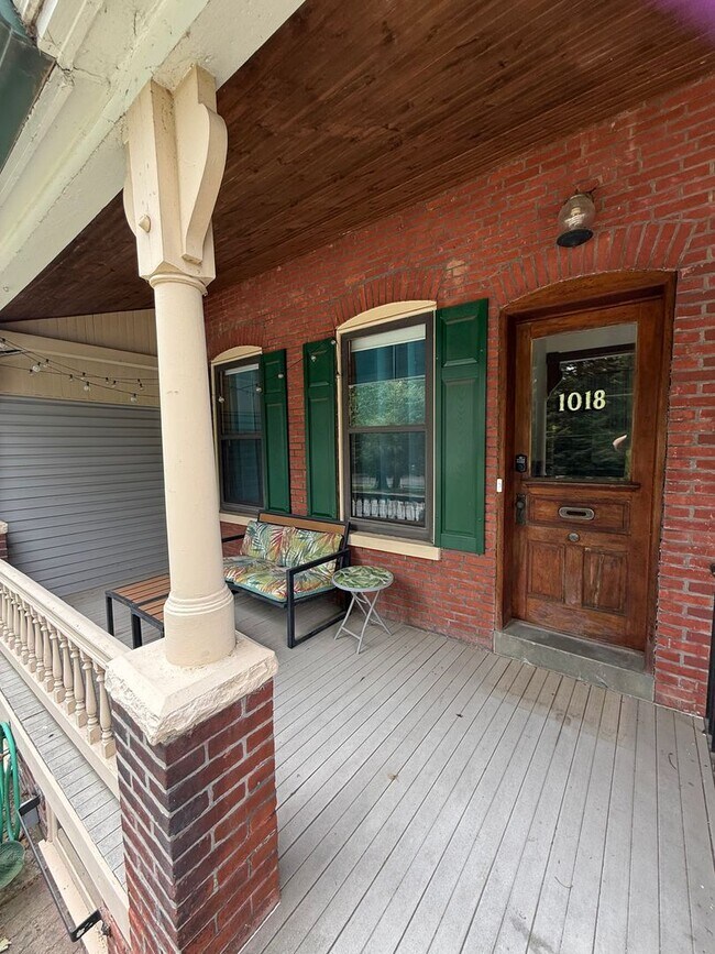 Foto del edificio - Charming and unique 3 bedroom, 3 bath townhome near Brandywine River and Zoo
