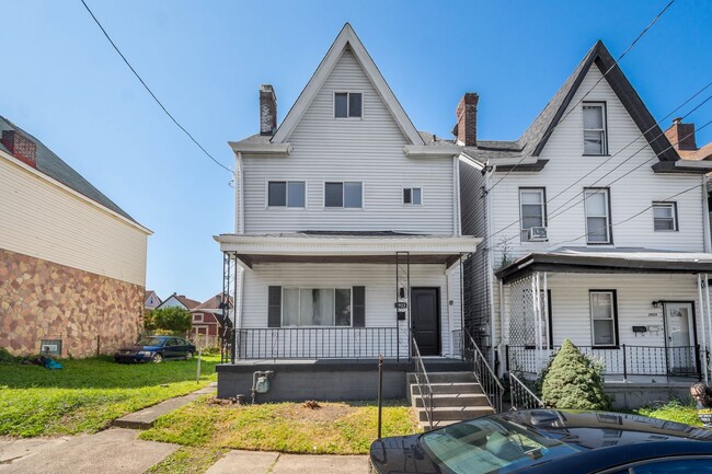 Building Photo - FULLY RENOVATED 4 BEDROOM!!! OFF STREET PA...