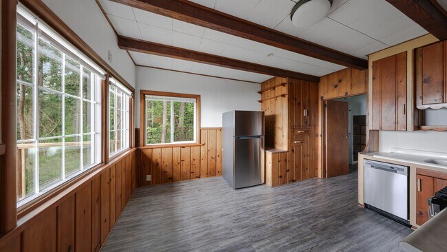 Building Photo - 2 Bed 2 Bath - View - Large Deck - Pet Fri...