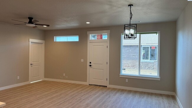 Building Photo - DUPLEX/Short Term Option Available