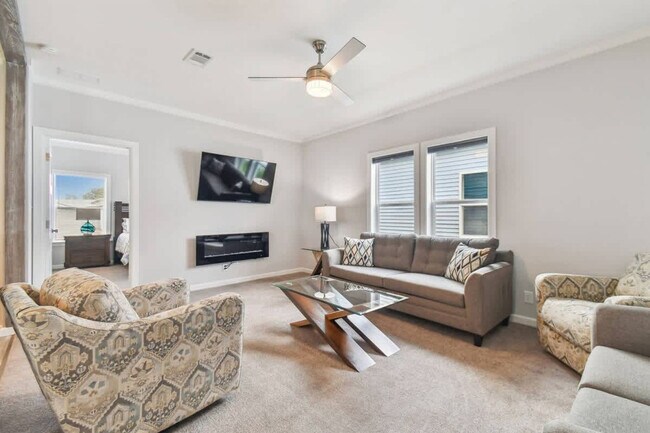Foto del edificio - 10043 Collingwood Ave