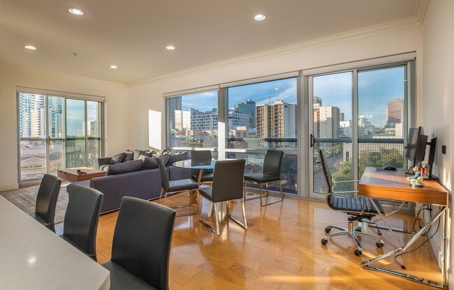 Foto del edificio - Stunning Corner Condo with City Views in the Heart of Gaslamp