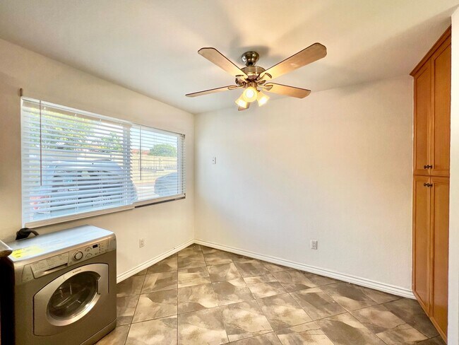 Building Photo - Beautiful 2BD/2BA Condo w/ reserved parkin...