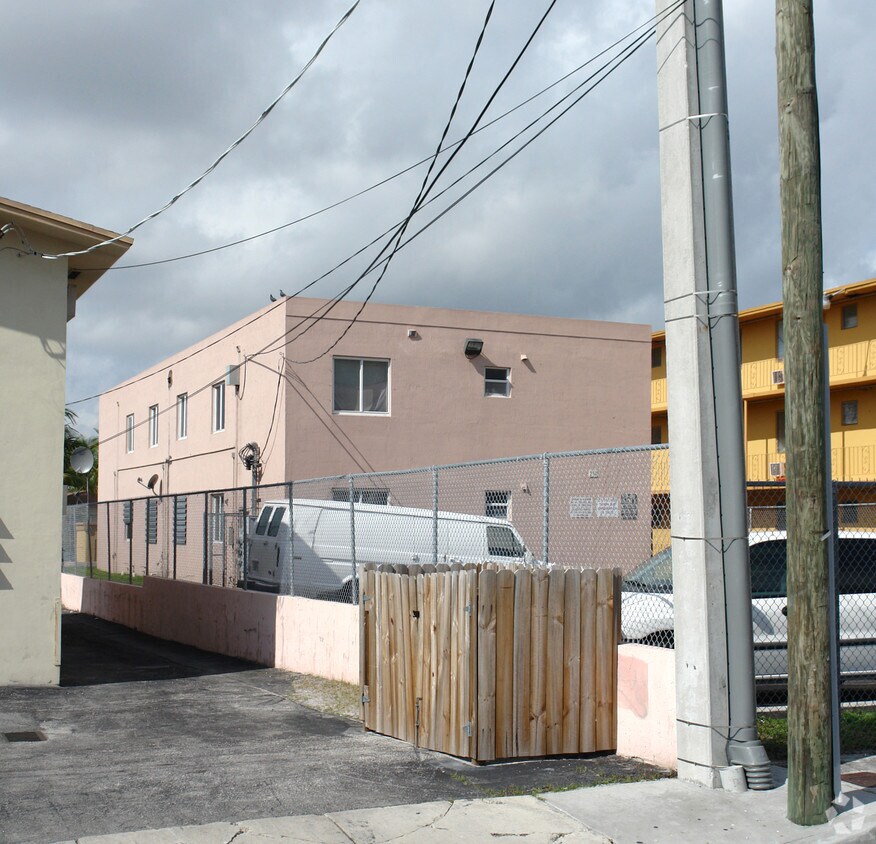 Building Photo - 230 SW 18th Ave