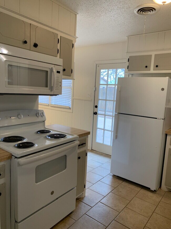 Foto del edificio - Spacious 2 Bedroom Duplex in Established Neighborhood