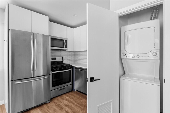 Foto del edificio - Beautiful Two Bed, One Bath Apartment In T...
