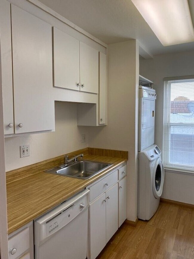 Building Photo - Walk to downtown!! Great location!! Secure...