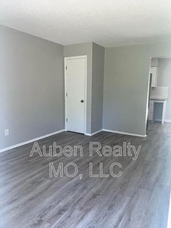 Foto del edificio - 6135-6141 Farrow Ave.