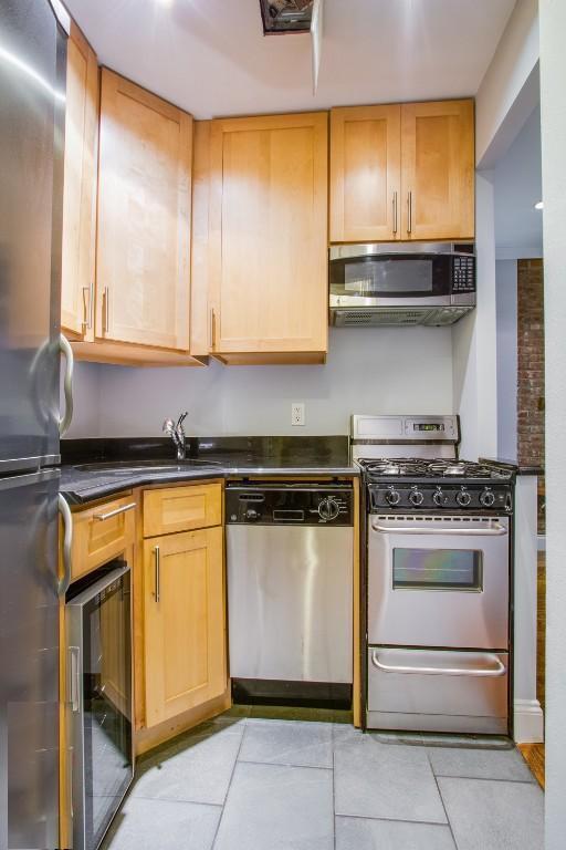 Foto del edificio - 240 E 50th St