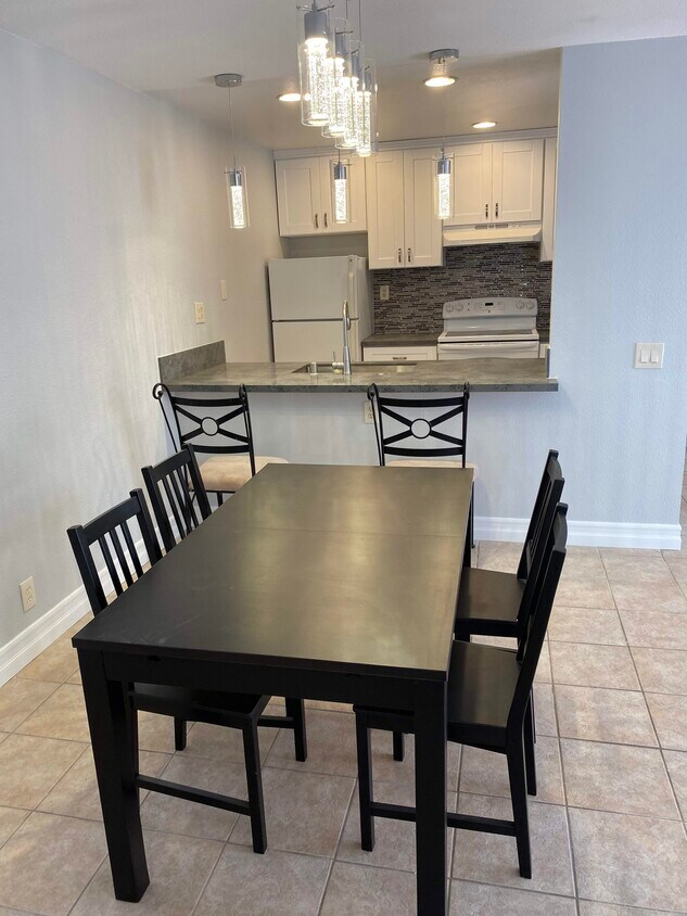 Foto principal - 8324 Regents Rd