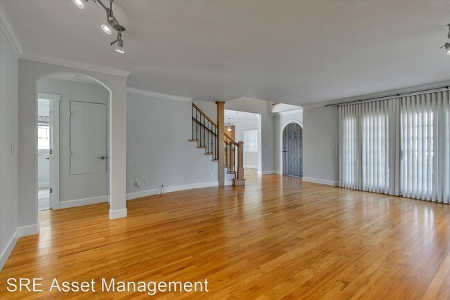 Building Photo - 4 br, 4 bath House - 2160 Newport Ave