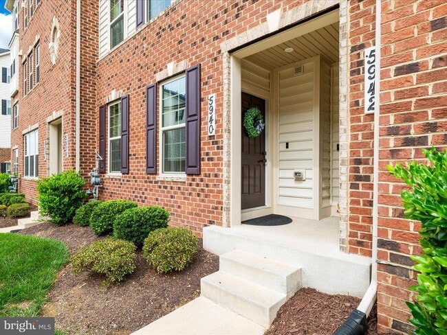 Building Photo - 5940 Etterbeek St