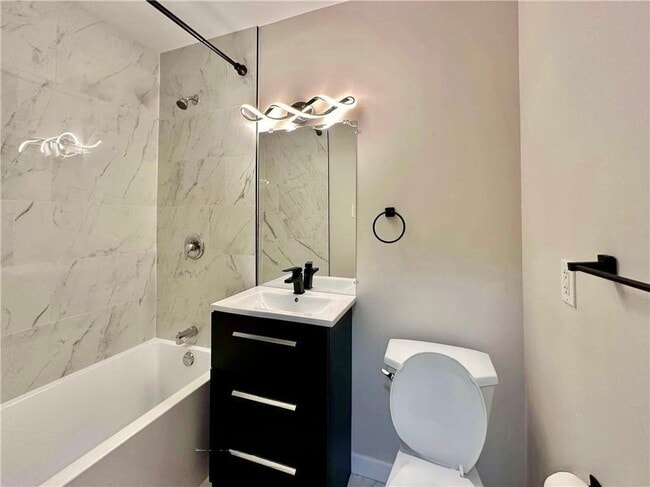 Photo du bâtiment - 162 Ivy Crescent