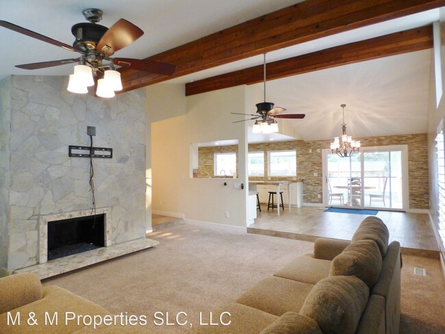 Building Photo - 1066 Country Ln