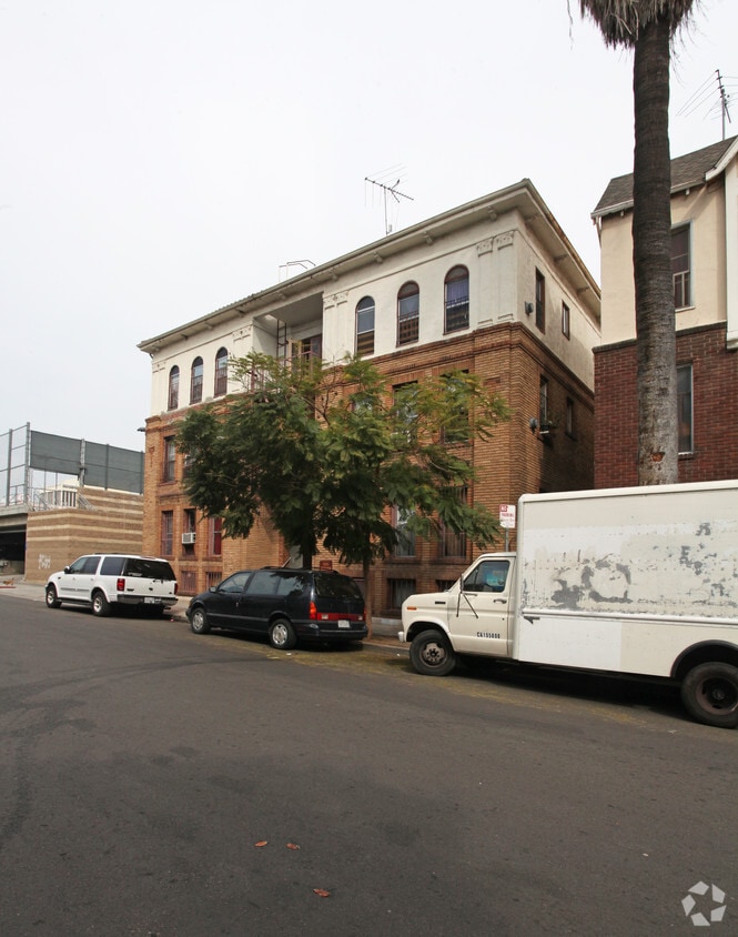 Building Photo - 1325 Ingraham St