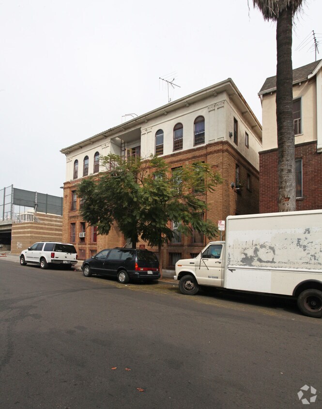 Foto del edificio - 1325 Ingraham St
