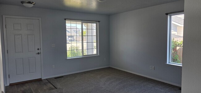 Foto del edificio - Stunningly Upgraded 4-Bedroom Home in Prime Kuna Location