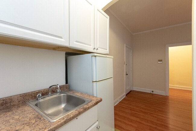 Building Photo - 2825 N Burling St