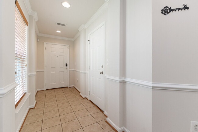 Foto del edificio - This beautiful townhouse has everything yo...