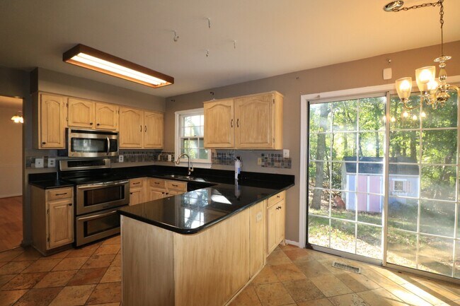 Foto del edificio - Spacious 4BD/2.5BA Colonial on Quiet Cul-d...