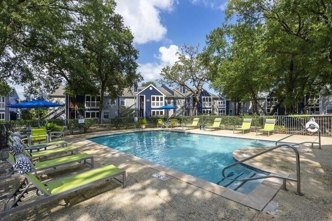 Building Photo - 3300 Rollingbrook Dr