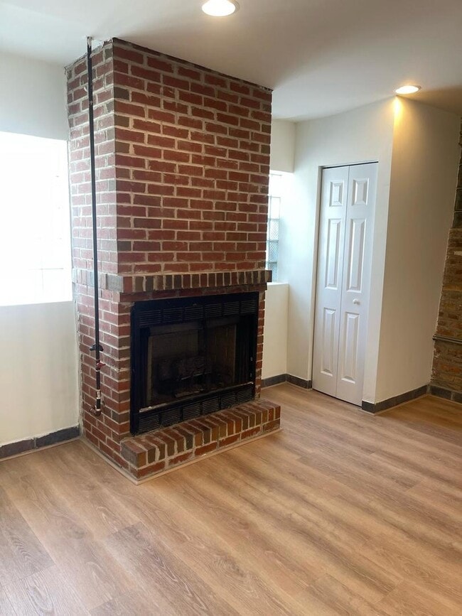 Building Photo - 1526 N Artesian Ave